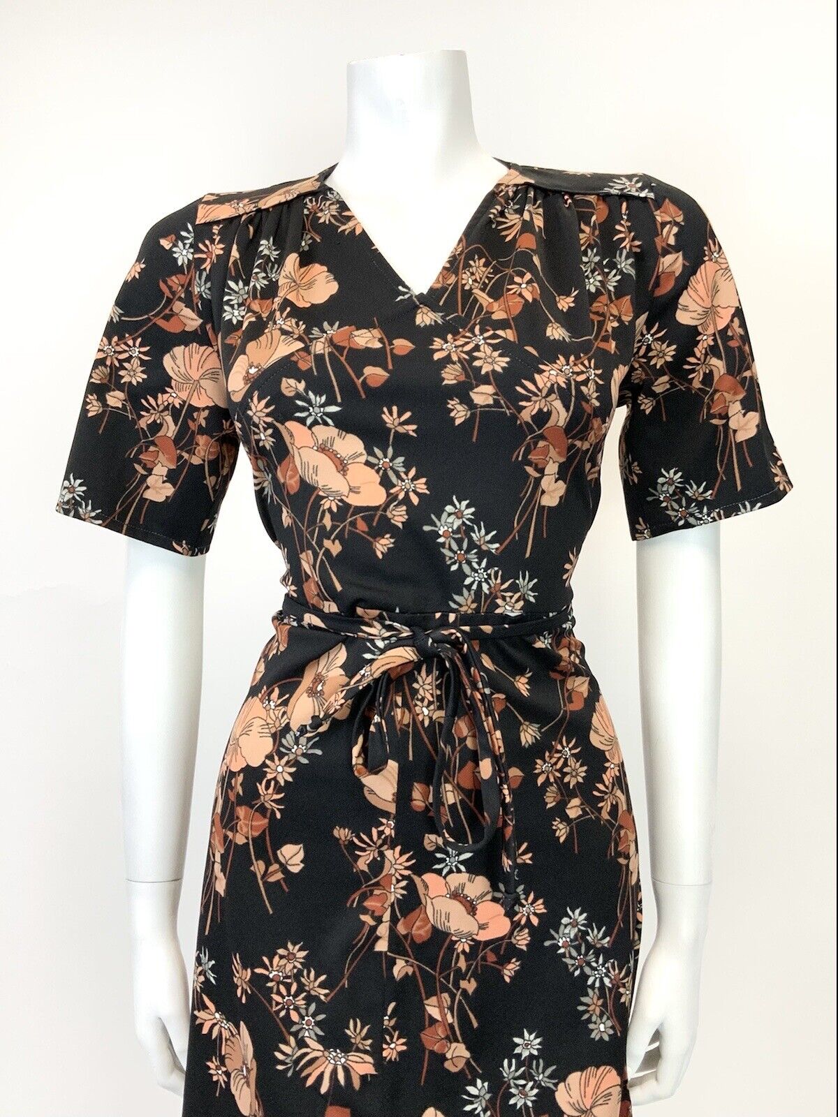 VTG 60s 70s BLACK PEACH BROWN BEIGE FLORAL LEAFY BELTED SHORT SLEEVE DRESS 12 14