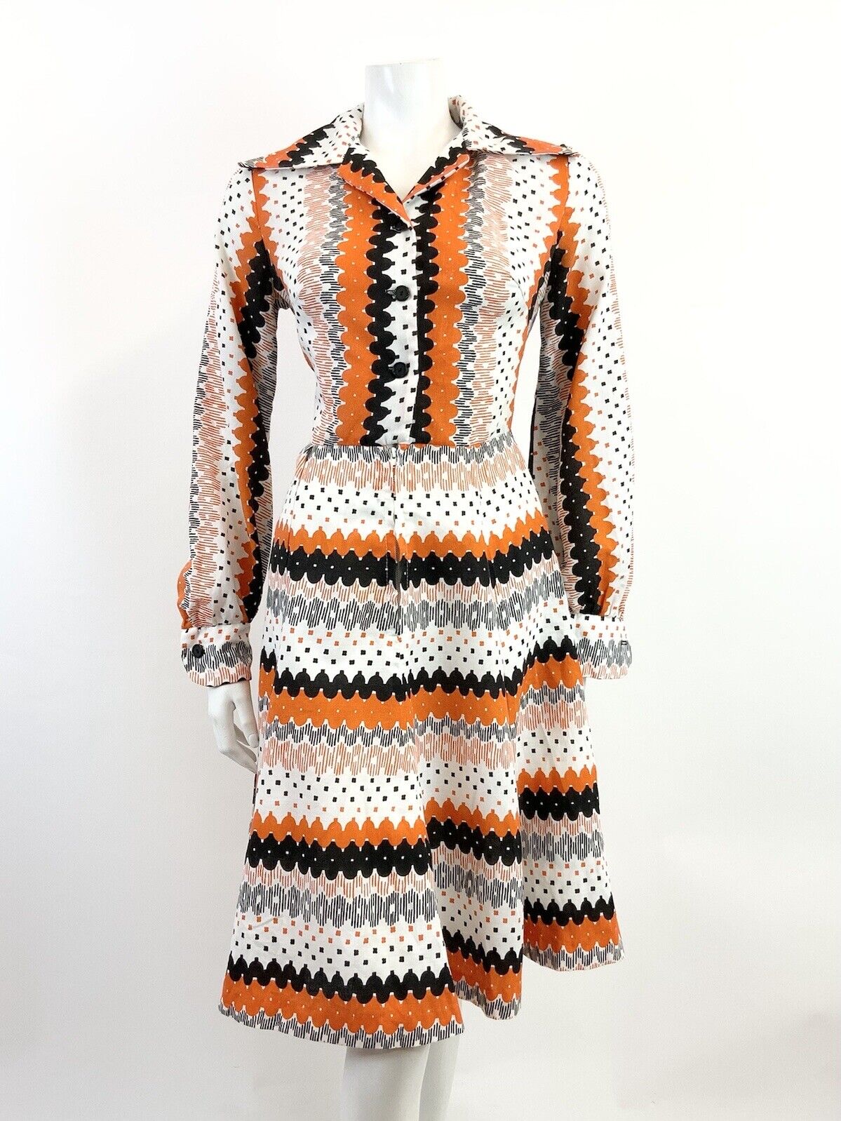 VINTAGE 60s 70s WHITE BLACK ORANGE STRIPED GEOMETRIC MOD DAGGER SHIRT DRESS 10