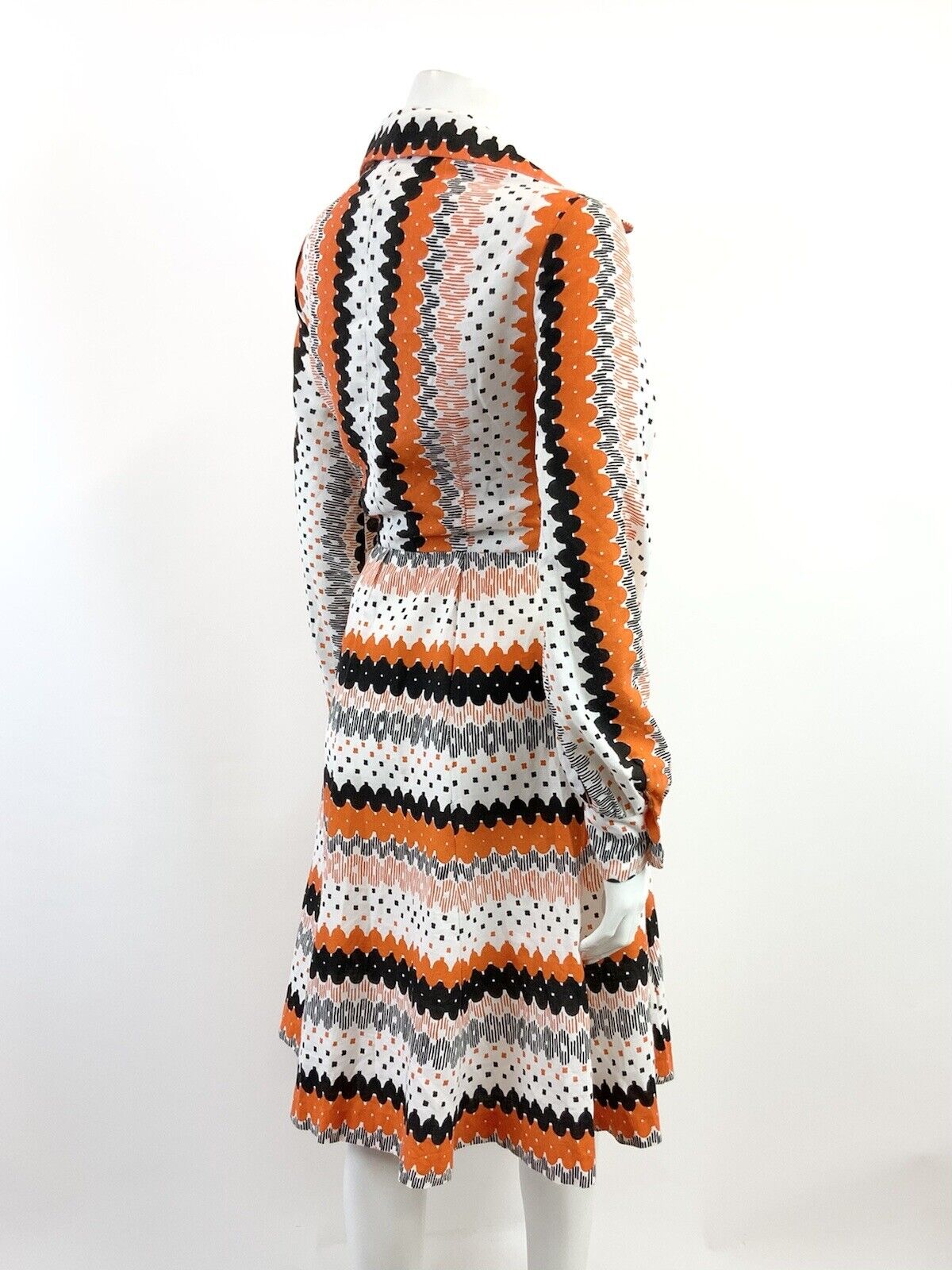 VINTAGE 60s 70s WHITE BLACK ORANGE STRIPED GEOMETRIC MOD DAGGER SHIRT DRESS 10