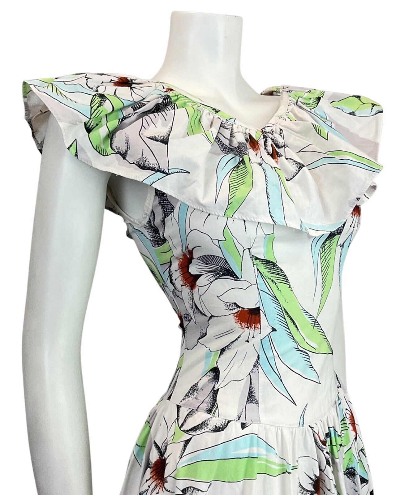 VINTAGE 60s 70s WHITE GREEN BLACK FLORAL LEAFY SLEEVELESS SUMMER SWING DRESS 6