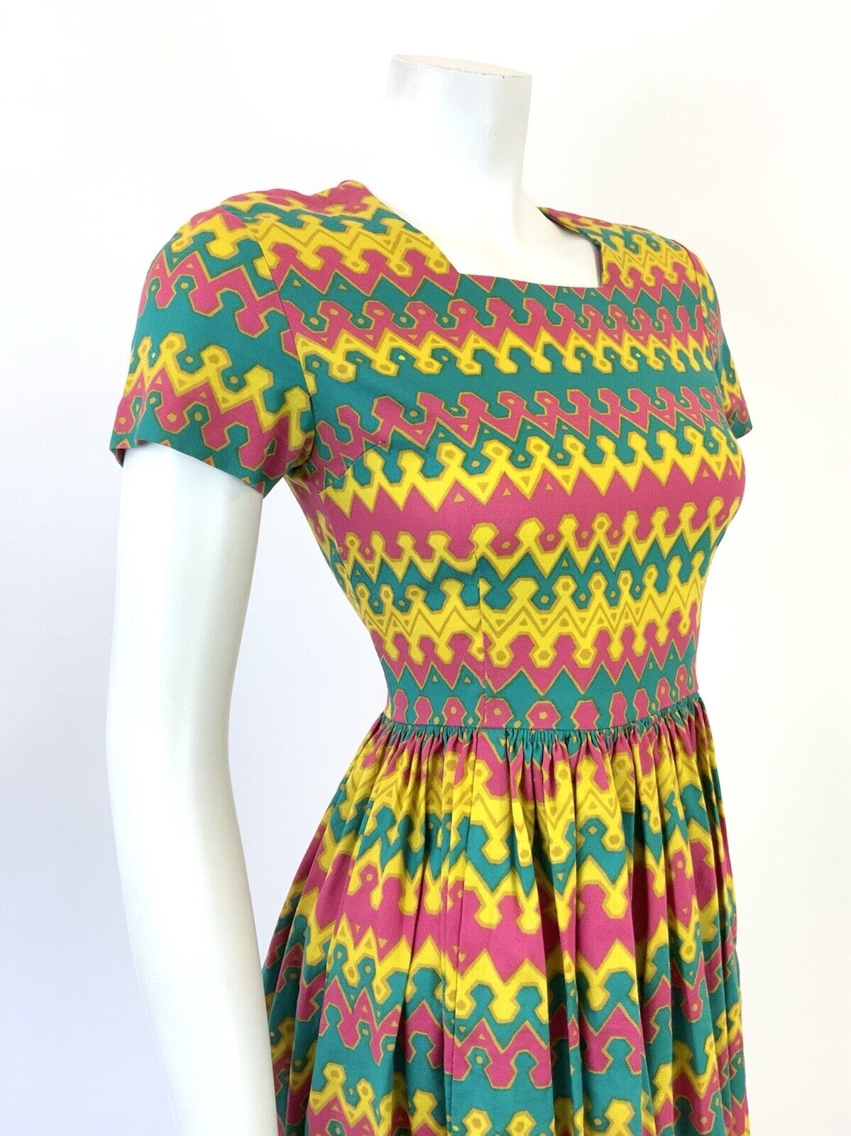 VINTAGE 60s 70s YELLOW GREEN PINK GOLD AZTEC STRIPED ZIG-ZAG SWING DRESS 8