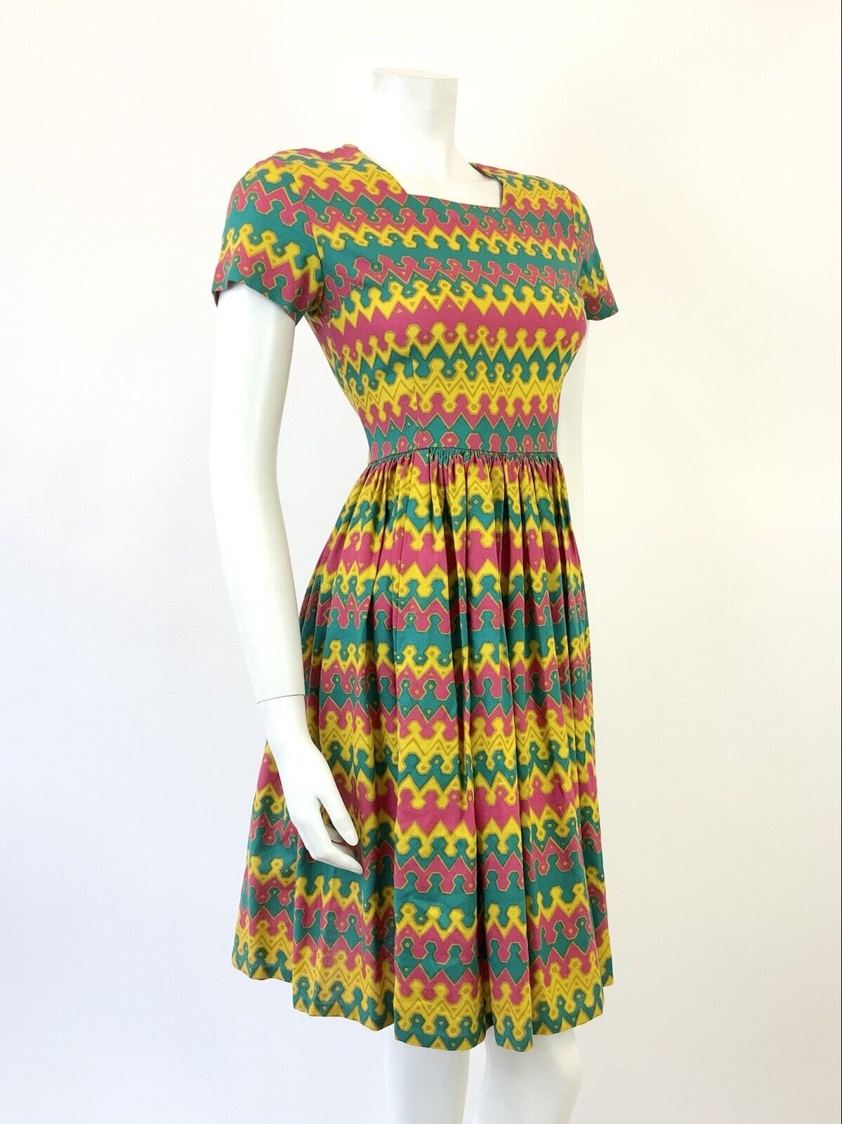 VINTAGE 60s 70s YELLOW GREEN PINK GOLD AZTEC STRIPED ZIG-ZAG SWING DRESS 8
