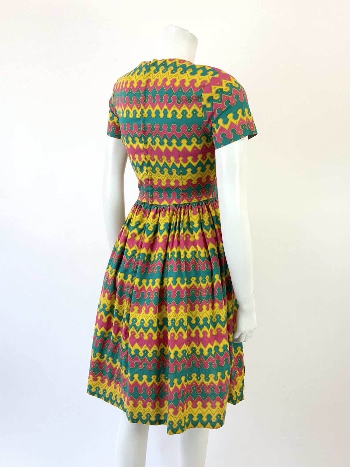 VINTAGE 60s 70s YELLOW GREEN PINK GOLD AZTEC STRIPED ZIG-ZAG SWING DRESS 8