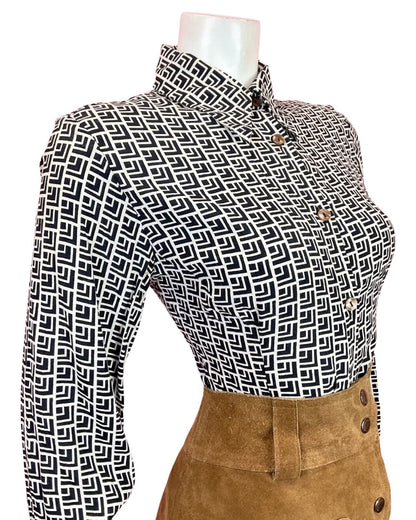 VINTAGE 60s 70s WHITE BLACK GEOMETRIC MOD DAGGER SHIRT BLOUSE 8 10