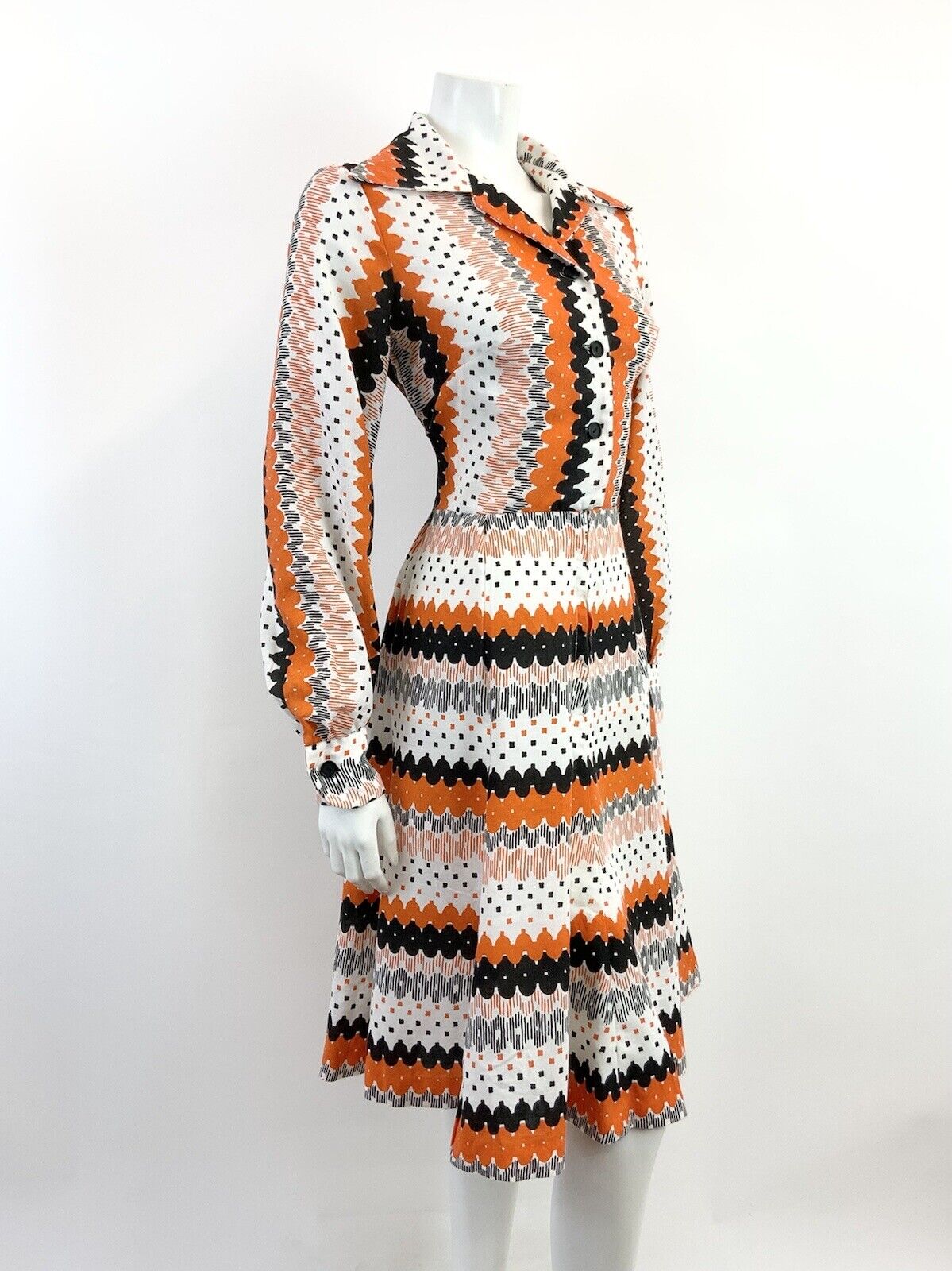 VINTAGE 60s 70s WHITE BLACK ORANGE STRIPED GEOMETRIC MOD DAGGER SHIRT DRESS 10