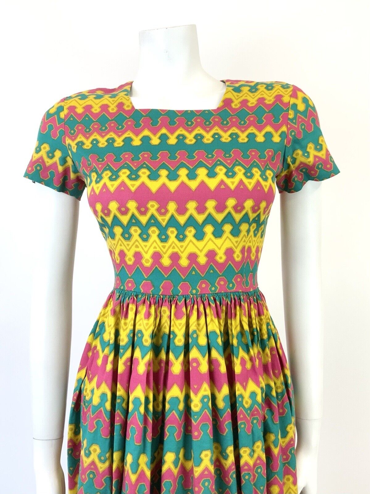 VINTAGE 60s 70s YELLOW GREEN PINK GOLD AZTEC STRIPED ZIG-ZAG SWING DRESS 8