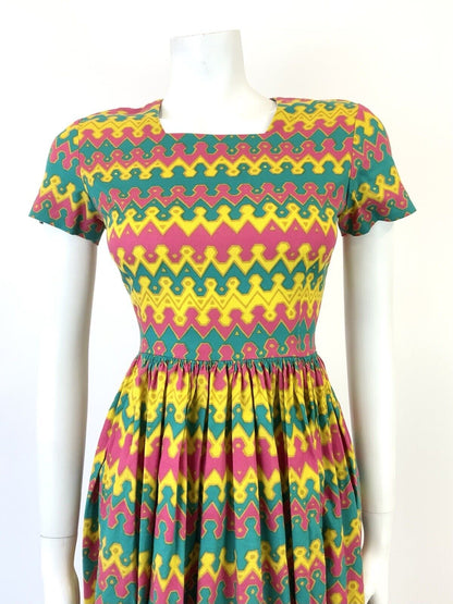 VINTAGE 60s 70s YELLOW GREEN PINK GOLD AZTEC STRIPED ZIG-ZAG SWING DRESS 8
