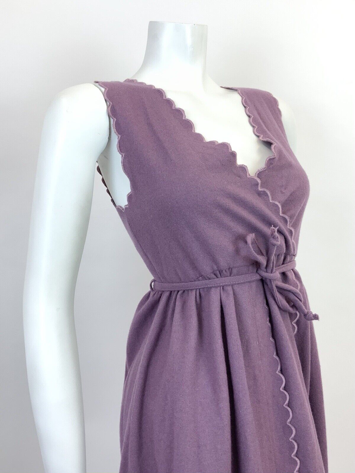 VINTAGE 60s 70s PURPLE SCALLOPED WRAP SLEEVELESS WOOL DRESS 8 10