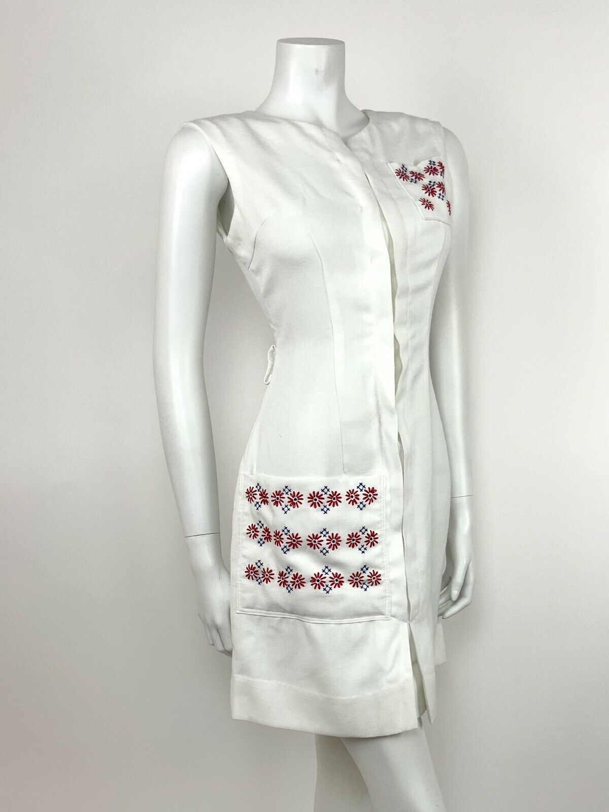 VINTAGE 60s MOD WHITE SHEATH DRESS RED BLUE FLORAL EMBROIDERY CROSS STITCH 10 12