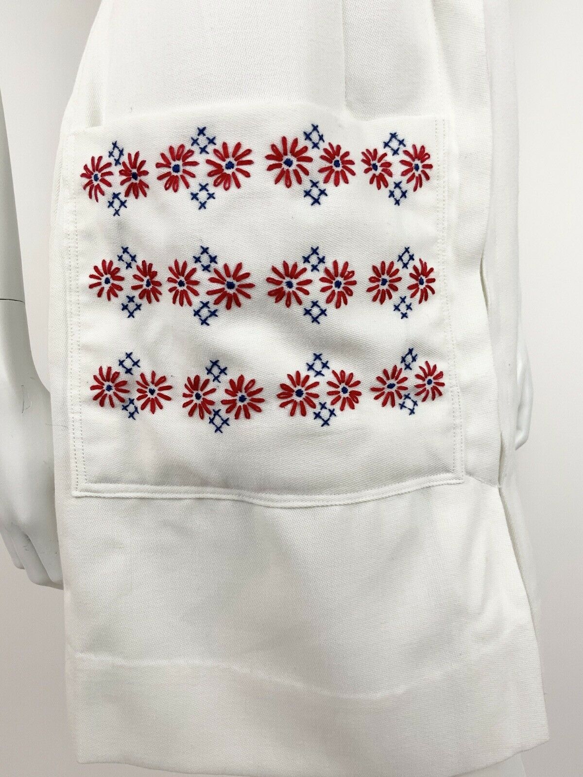 VINTAGE 60s MOD WHITE SHEATH DRESS RED BLUE FLORAL EMBROIDERY CROSS STITCH 10 12