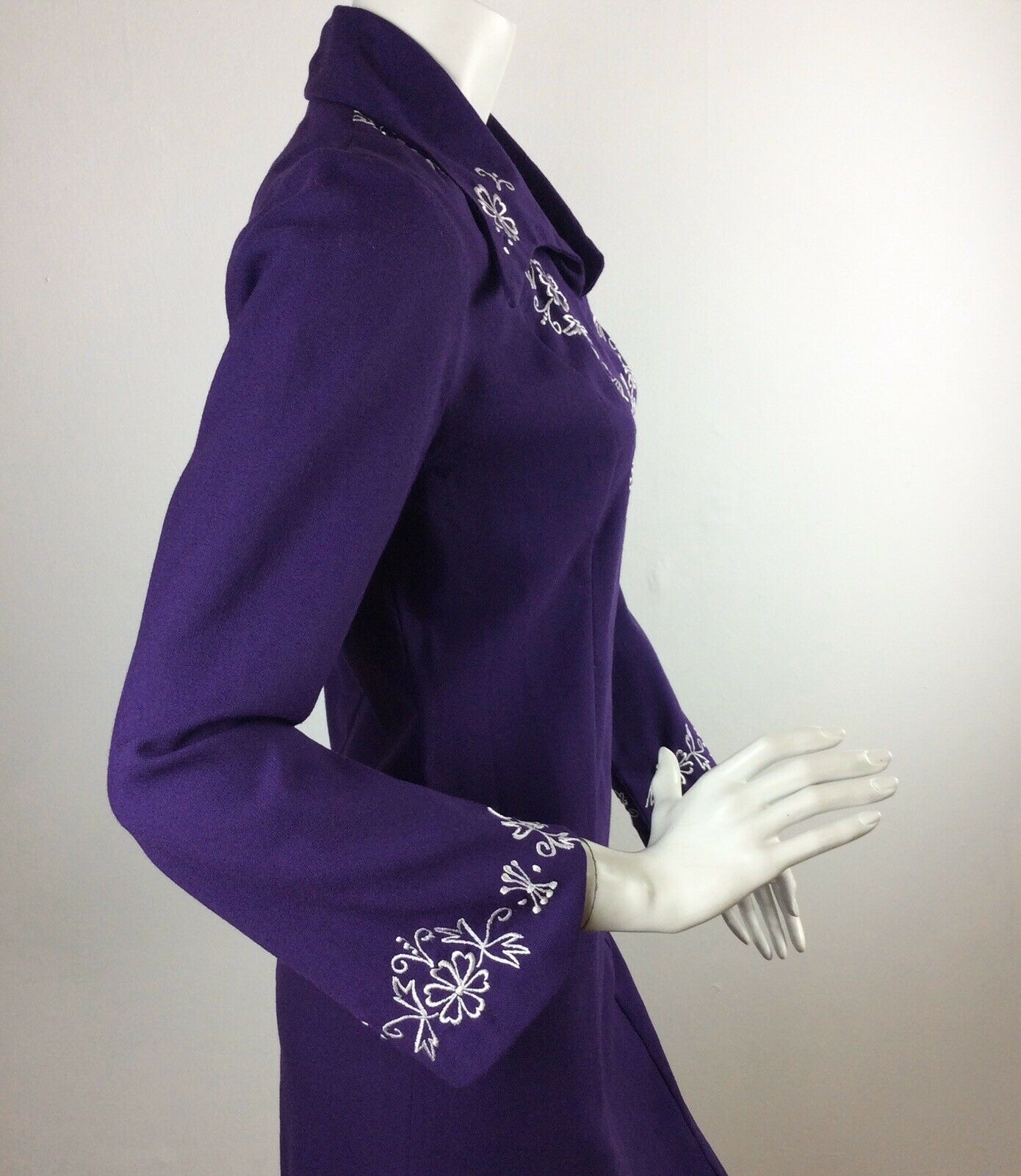 VINTAGE 1970s PURPLE DRESS WHITE FLORAL FLOWER BELL SLEEVE HIPPY MOD GOGO 8 10