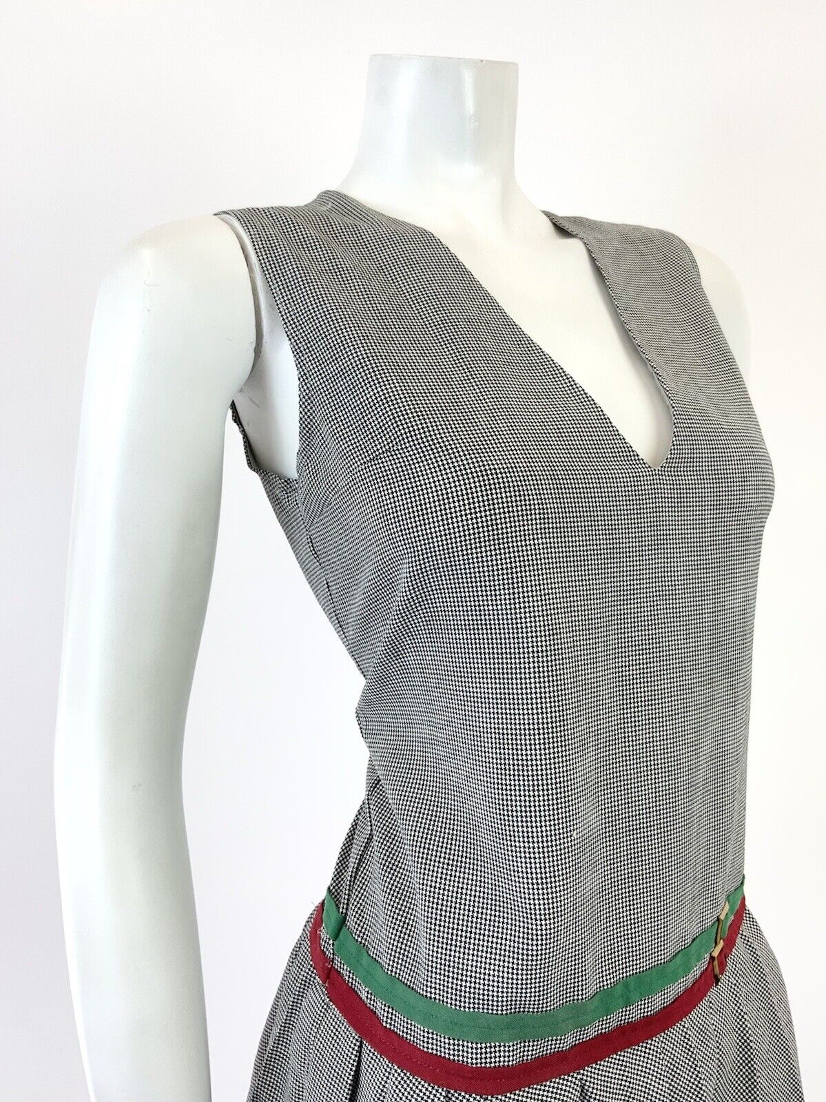 VTG 60s 70s BLACK WHITE HOUNDSTOOTH V-NECK PLEATED MOD PREPPY PINAFORE DRESS 10