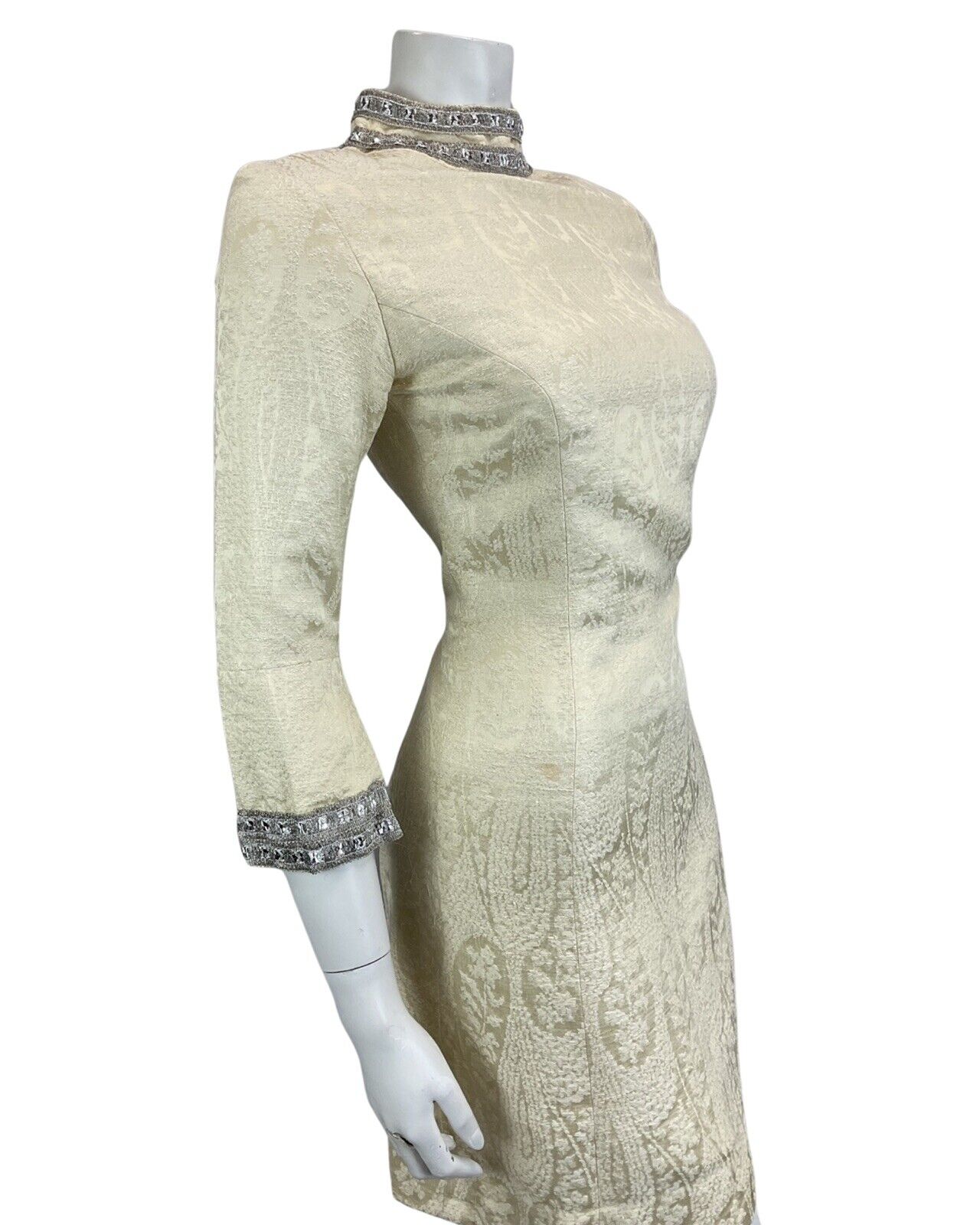 VINTAGE 60s 70s BEIGE SILVER TEXTURED MOD MINI PARTY CHRISTMAS EVENING DRESS 8