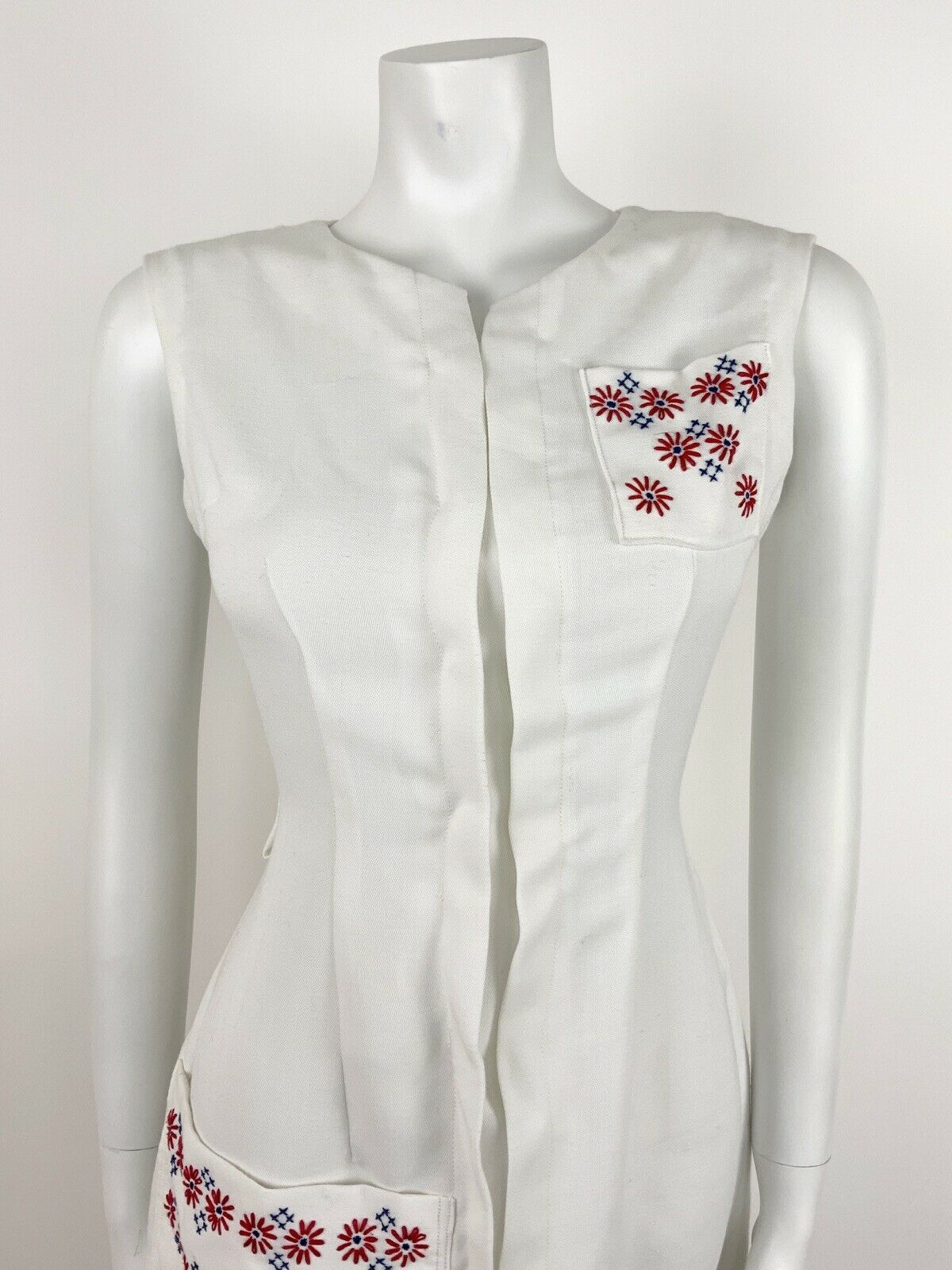 VINTAGE 60s MOD WHITE SHEATH DRESS RED BLUE FLORAL EMBROIDERY CROSS STITCH 10 12