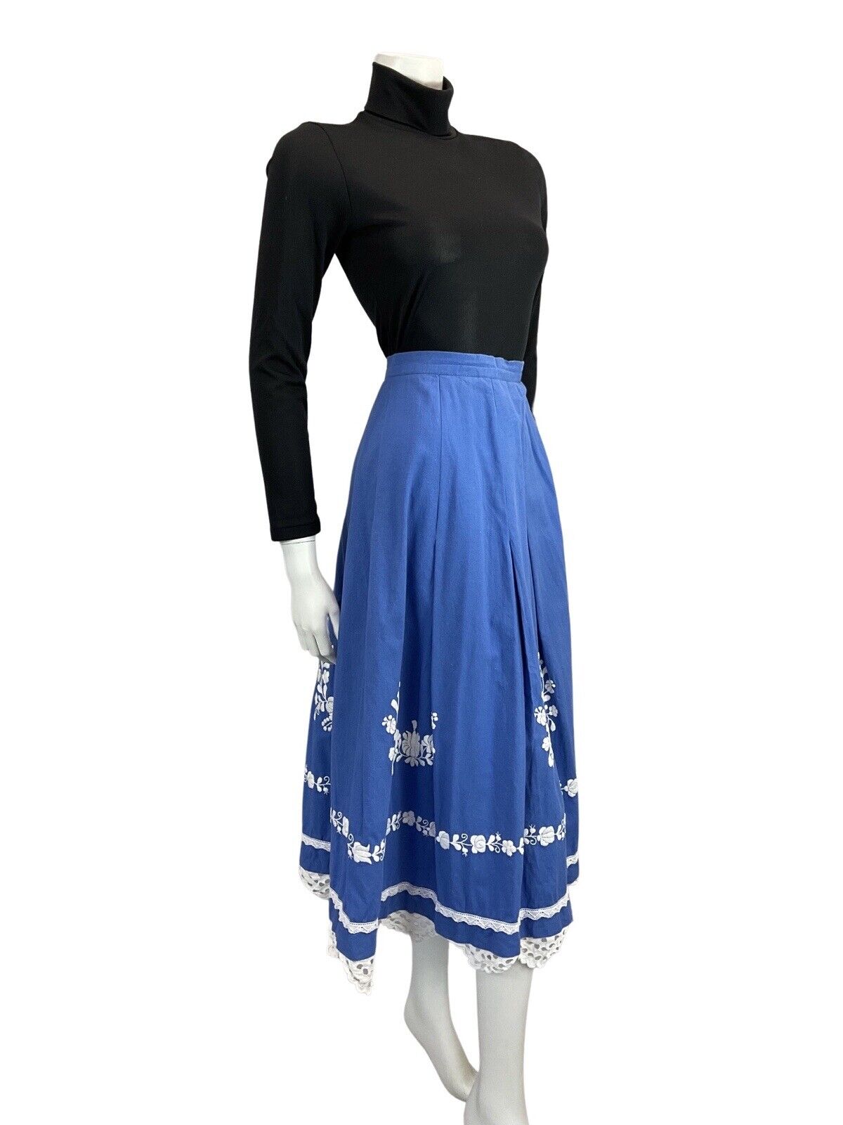 VINTAGE 60s 70s BLUE FLOATY BOHO FOLK PRAIRIE SKIRT WITH FLORAL EMBROIDERY 10