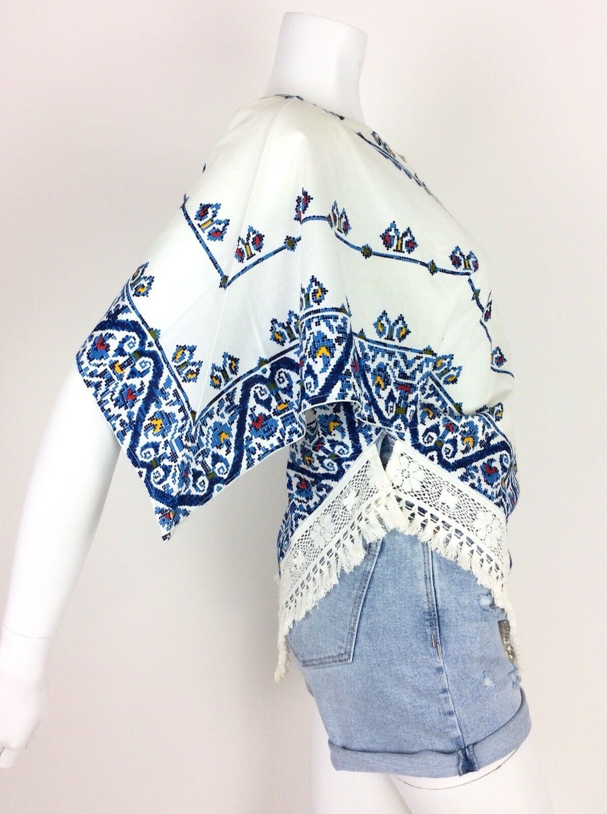 VTG 70s HANDKERCHIEF TOP WHITE BLUE RED BANDANNA TASSEL HIPPY ETHNIC 6 8