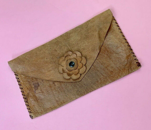 VINTAGE 60S 70S HANDMADE TAN LEATHER FLOWER CLUTCH BAG BOHO