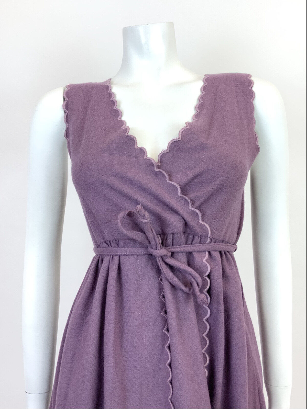 VINTAGE 60s 70s PURPLE SCALLOPED WRAP SLEEVELESS WOOL DRESS 8 10