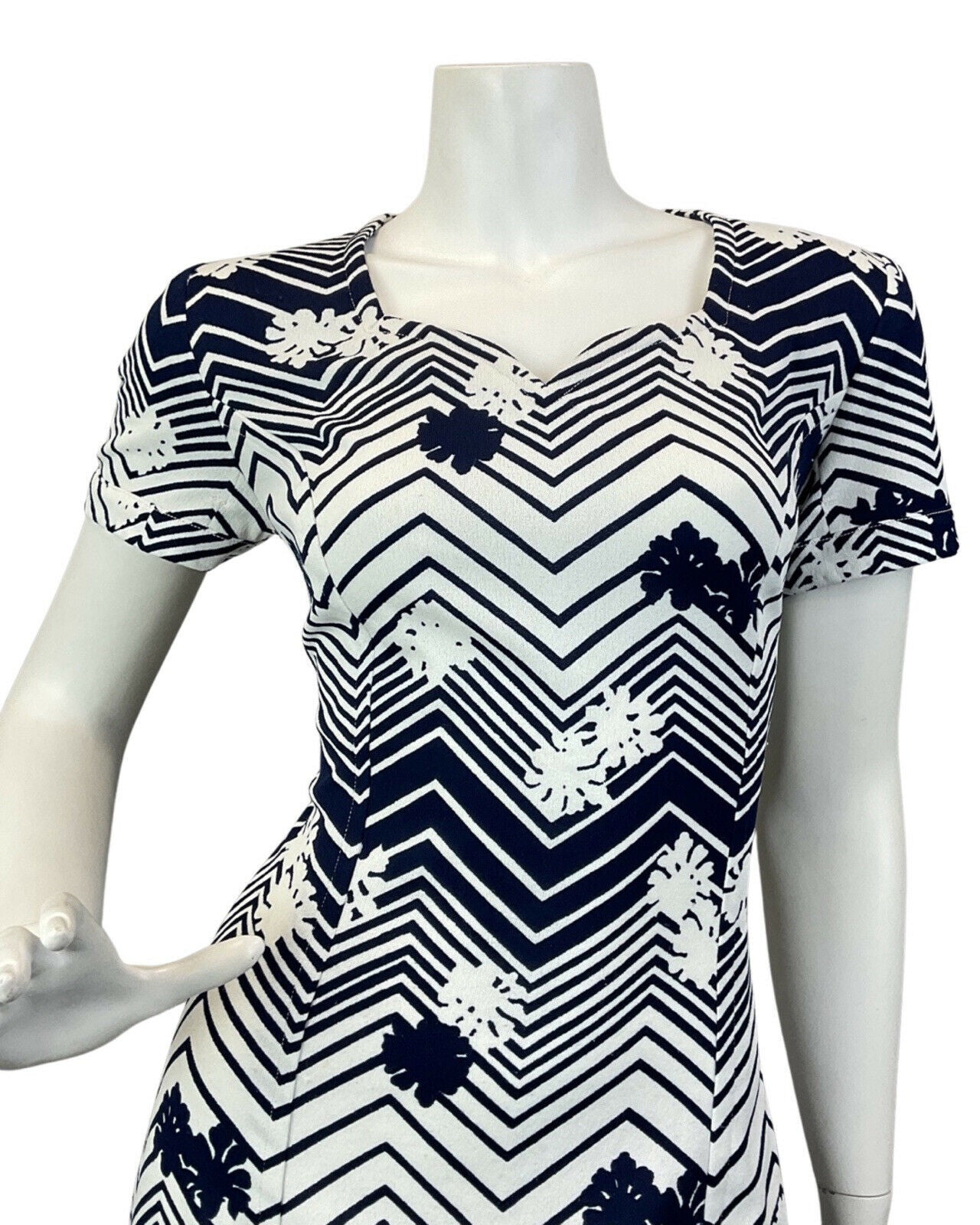 VINTAGE 60s 70s WHITE NAVY BLUE ZIG-ZAG FLORAL OP-ART MOD MAXI DRESS 10 12