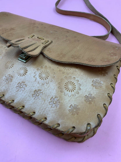 VINTAGE 60s 70s TAN BROWN LEATHER FLORAL DAISY TASSELED MOD BOHO SHOULDER BAG