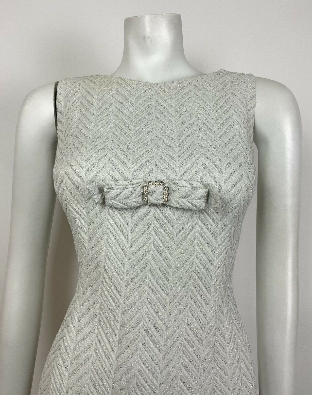 VTG 60s 70s WHITE SILVER LUREX CHEVRON DIAMANTE BOW COCKTAIL PARTY DRESS 10 12