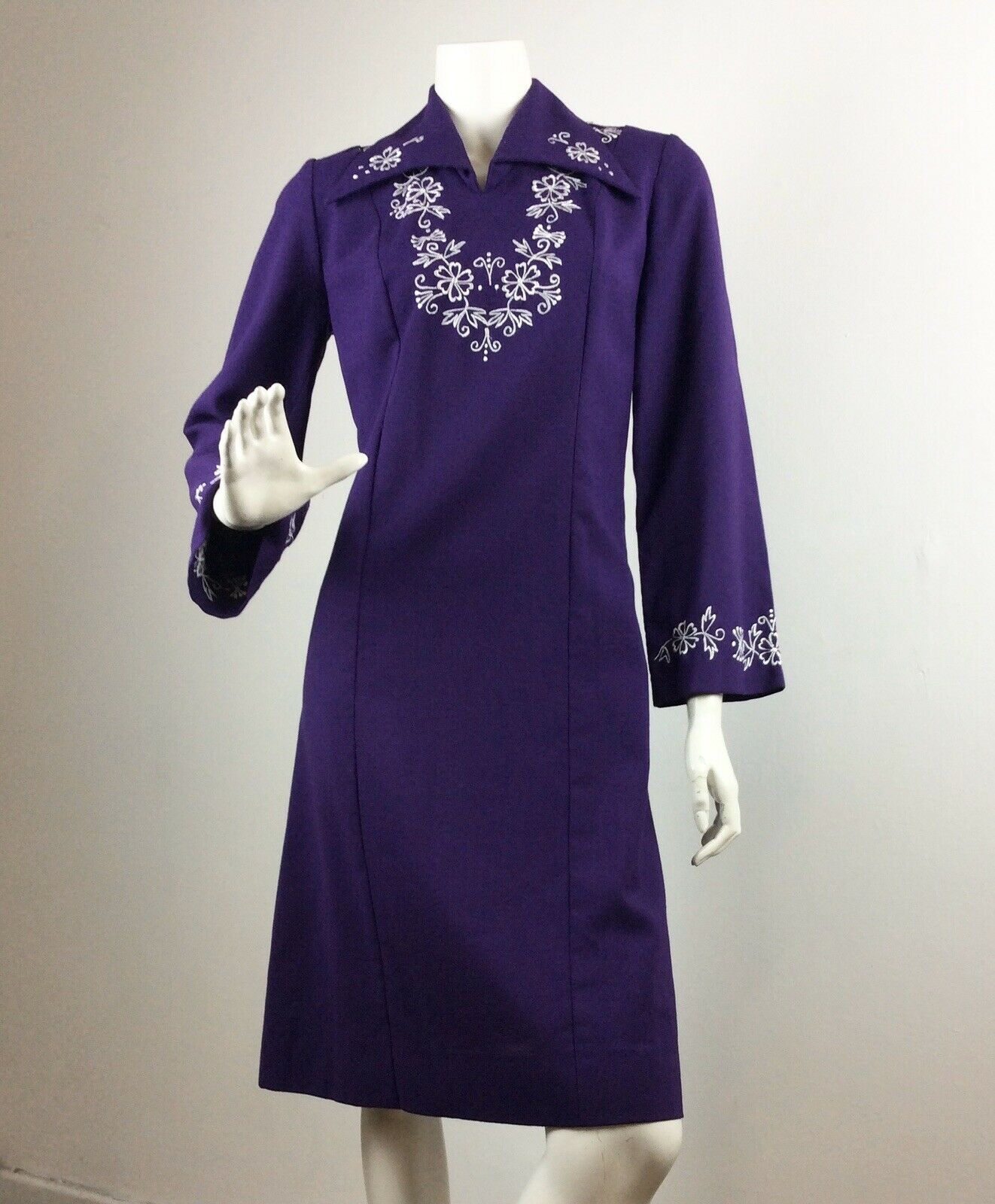 VINTAGE 1970s PURPLE DRESS WHITE FLORAL FLOWER BELL SLEEVE HIPPY MOD GOGO 8 10